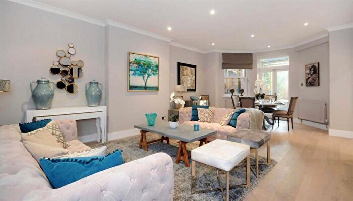 3 Bedroom Apartment To Rent In Fitzjohns Avenue, London, NW3