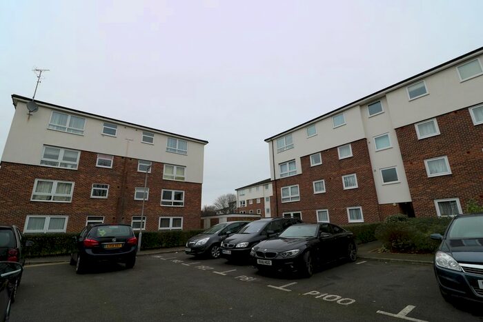 2 Bedroom Flat To Rent In Portal Close, Uxbridge UB10