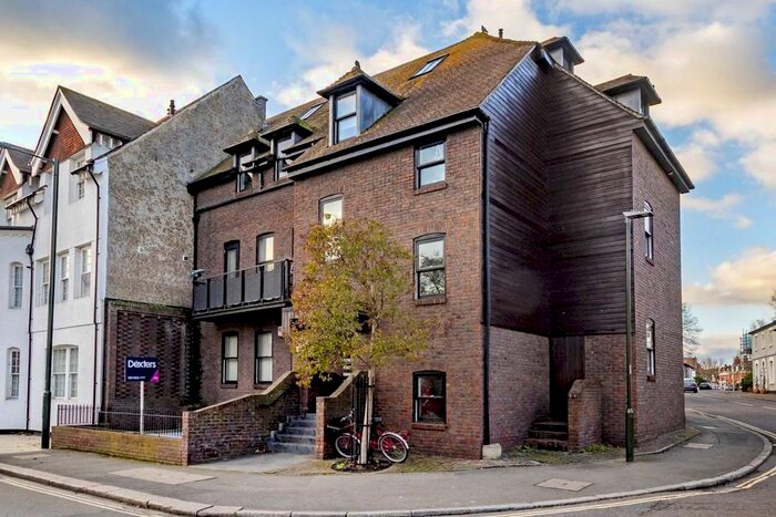 2 Bedroom Flat To Rent In High Street, Hampton, TW12