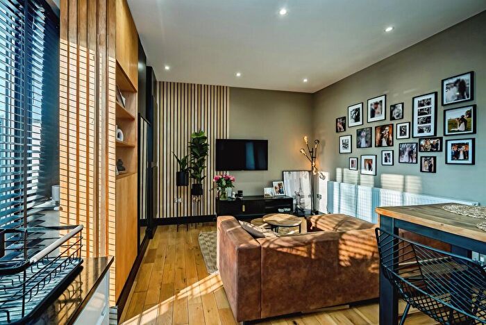 1 Bedroom Flat For Sale In Oxford Road, Stokenchurch, High Wycombe, HP14