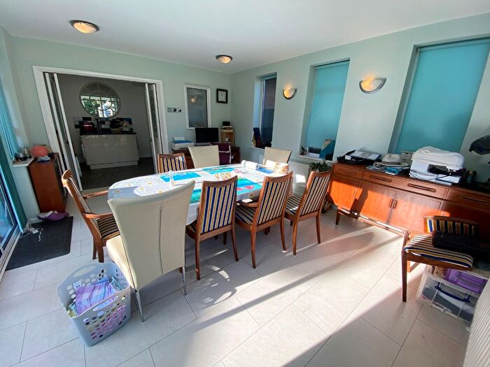 5 Bedroom Detached House For Sale In Priory Road, Dunstable, LU5