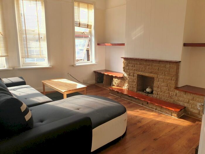 2 Bedroom Flat To Rent In Frinton Mews, Gants Hill, IG2