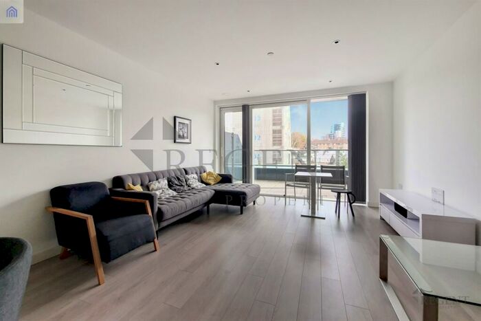 2 Bedroom Apartment For Sale In Skyline Apartments, Woodbery Down, N4