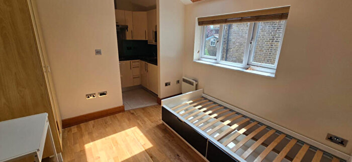 Studio To Rent In Bright Studio Flat, Chatsworth Road, London, E5