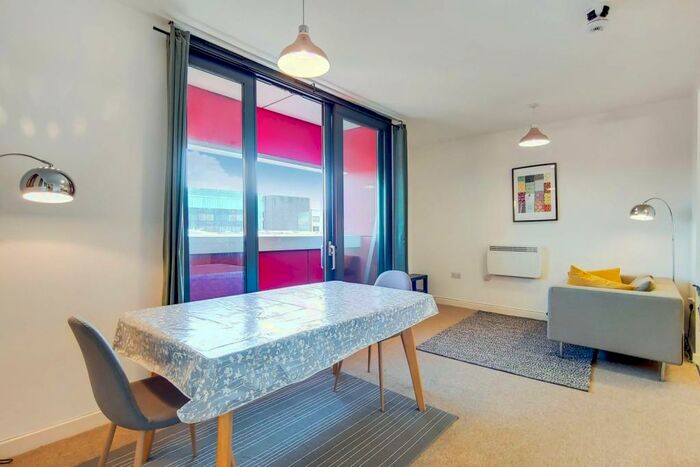 3 Bedroom Flat To Rent In Drayton Park, Islington, London, N5