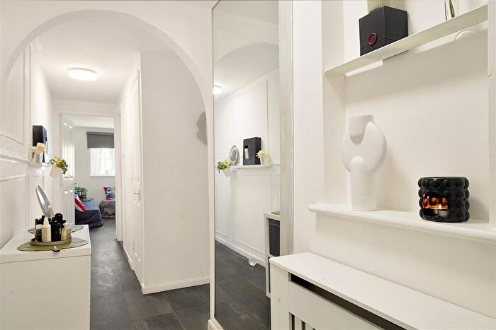 2 Bedroom Flat For Sale In Cygnet Close, Neasden, London, NW10