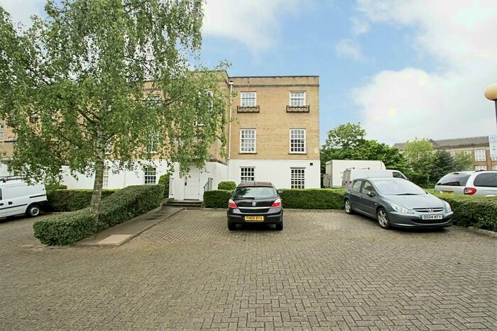 2 Bedroom Apartment To Rent In Leigh Hunt Drive, Southgate, N14