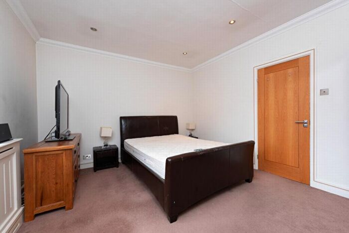 1 Bedroom Apartment To Rent In Cambridge Road West, North Camp, GU14