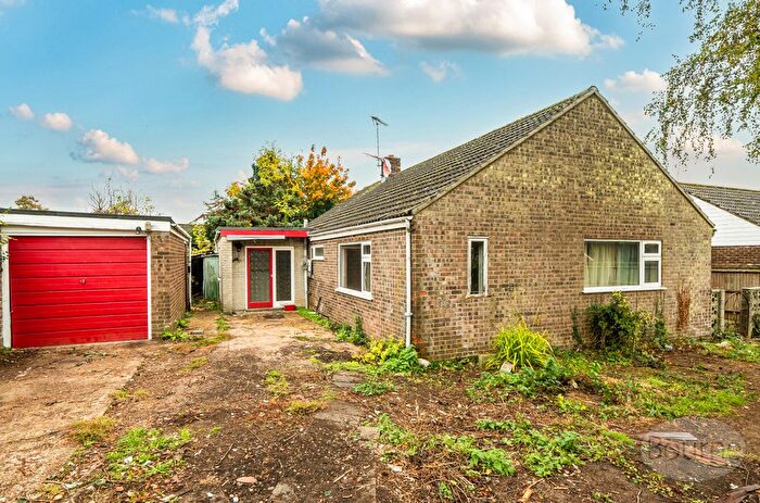 3 Bedroom Bungalow For Sale In Winston Rise, Four Marks, Hampshire, GU34