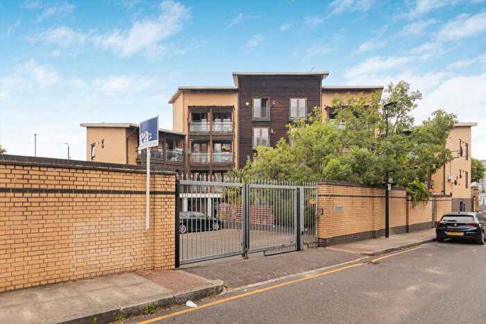 2 Bedroom Flat For Sale In Ashton Street, Blackwall, E14