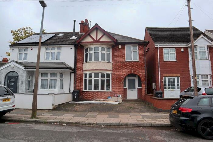 3 Bedroom Semi-Detached House To Rent In Bradbourne Road, Leicester, LE5