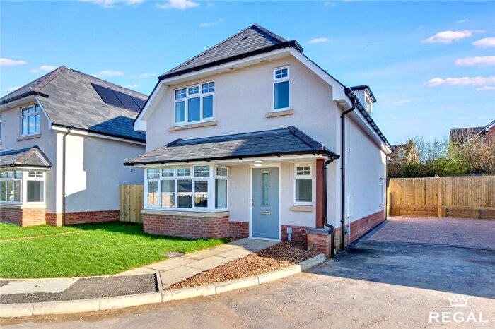 3 Bedroom Detached House For Sale In Eleanor Gardens, Walworth Road, SP11