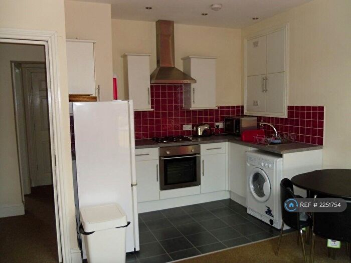 2 Bedroom Flat To Rent In Ashgrove, Bradford, BD7