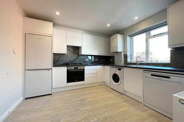 3 Bedroom Flat To Rent In Greys Road, RG9