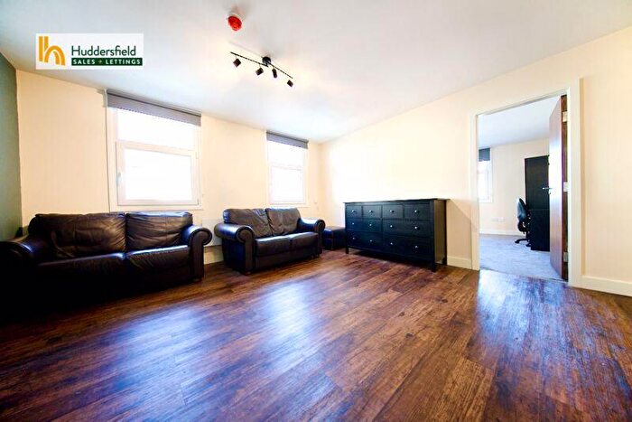 2 Bedroom Flat To Rent In New Street, Huddersfield, HD1