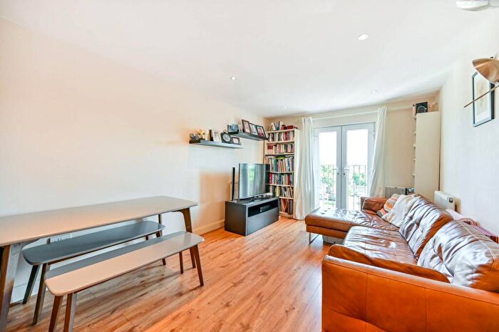 2 Bedroom Flat For Sale In Guildford House, Surbiton, KT5
