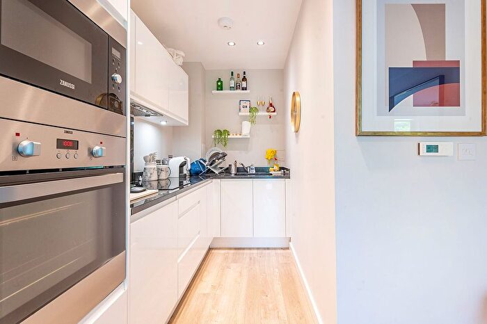 1 Bedroom Flat To Rent In Lakeside Drive, Park Royal, London, NW10