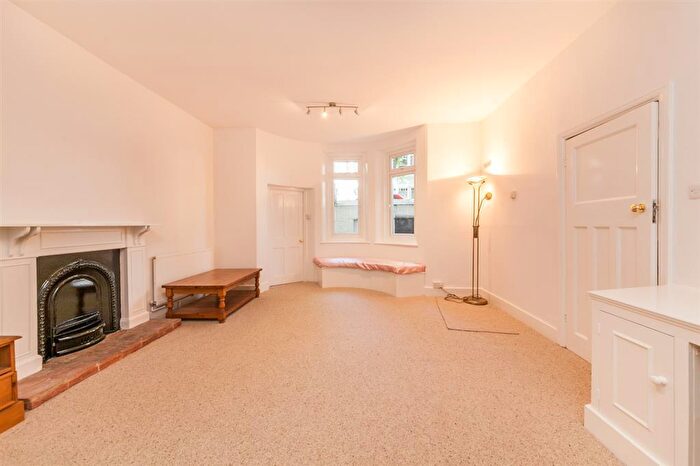 1 Bedroom Apartment To Rent In Altenburg Gardens, London, SW11