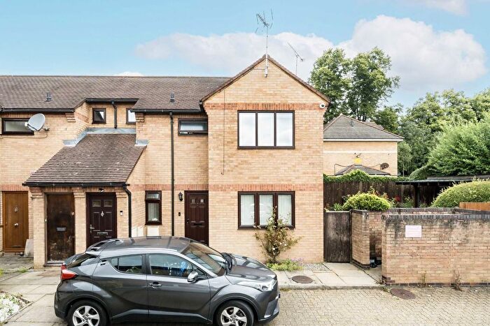 1 Bedroom Flat To Rent In Hornbeams Rise, New Southgate, N11