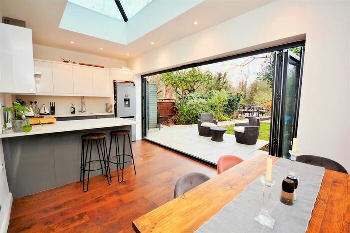 2 Bedroom Flat To Rent In Windsor Avenue, London SW19