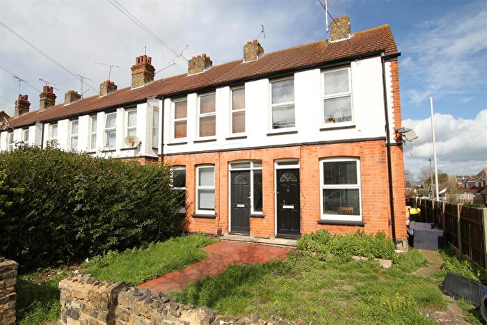 Flat To Rent In Carlingford Drive, Westcliff-On-Sea, SS0