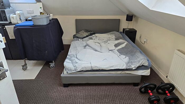 Studio To Rent In Hilltop Gardens, London, NW4