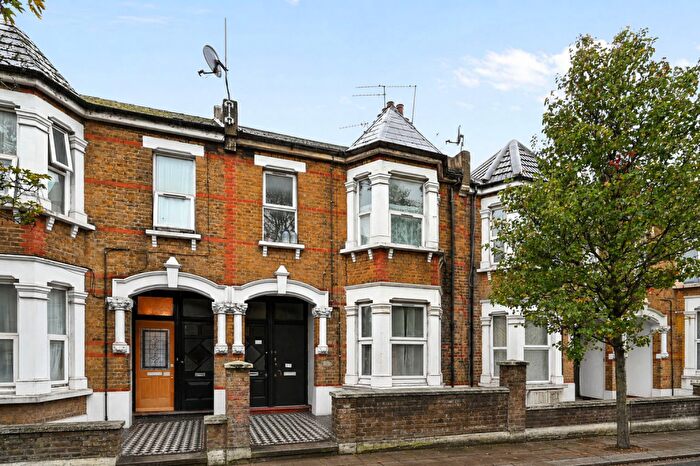 3 Bedroom Maisonette For Sale In Hillside, London, NW10