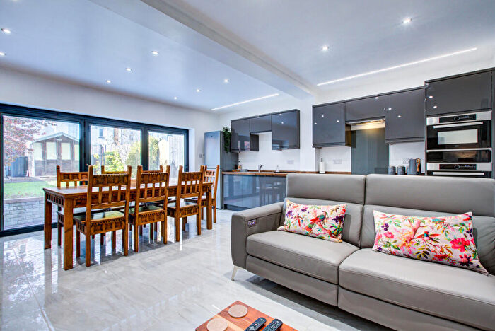 3 Bedroom End Of Terrace House For Sale In Oakleigh Park Drive, Leigh-on-sea, SS9