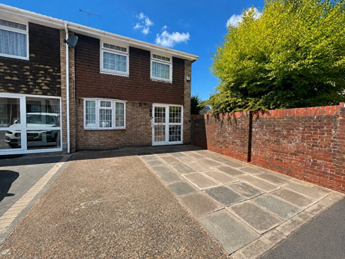 3 Bedroom End Of Terrace House For Sale In The Close, Luton, Bedfordshire, LU3
