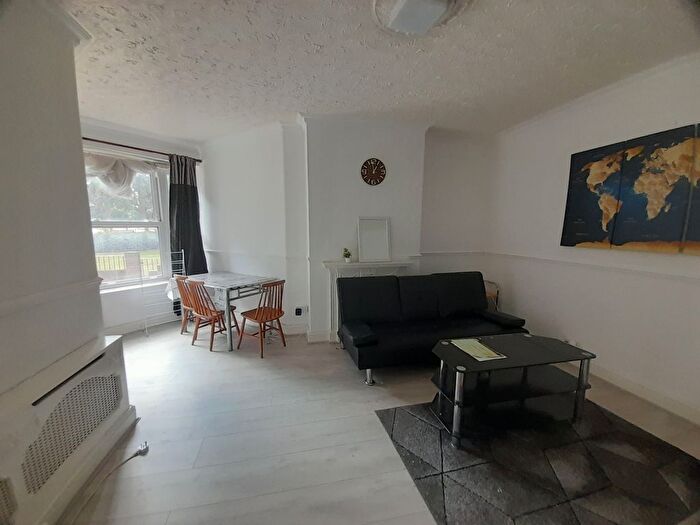 3 Bedroom Flat To Rent In Lilford House, Lilford Road, Camberwell, London, SE5