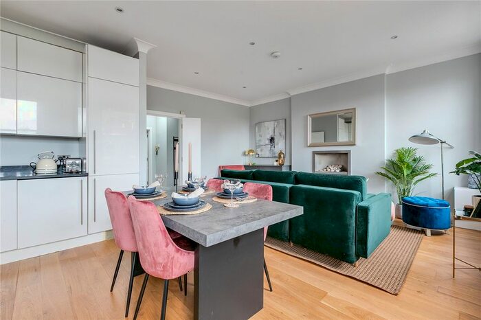 3 Bedroom Flat To Rent In Nevern Square, Earls Court, SW5