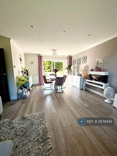 2 Bedroom Flat To Rent In Rosetrees, Guildford, GU1