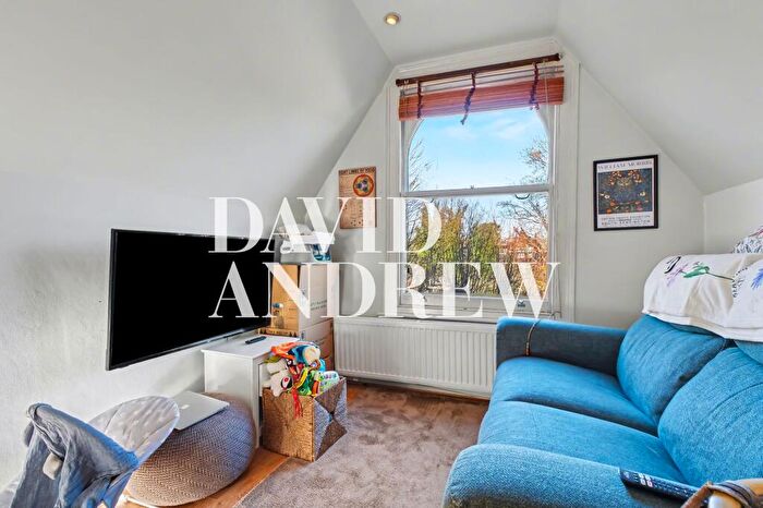 Apartment To Rent In Blythwood Road, N4