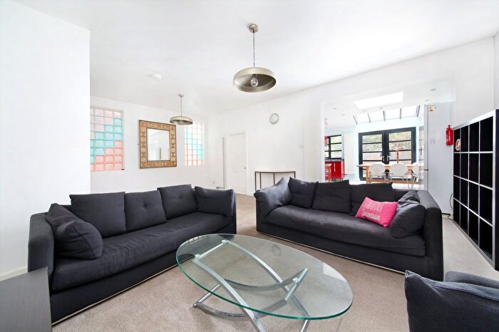 6 Bedroom Semi-Detached House To Rent In Chillerton Road, Wandsworth Common, SW17