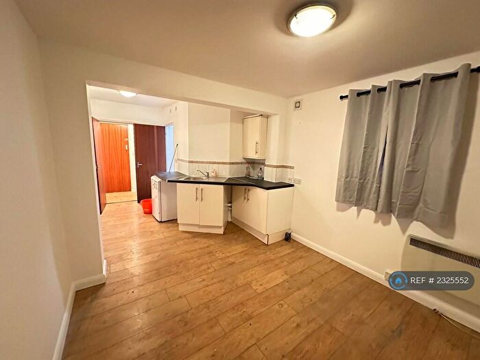 Studio To Rent In Eastern Road, London, RM1