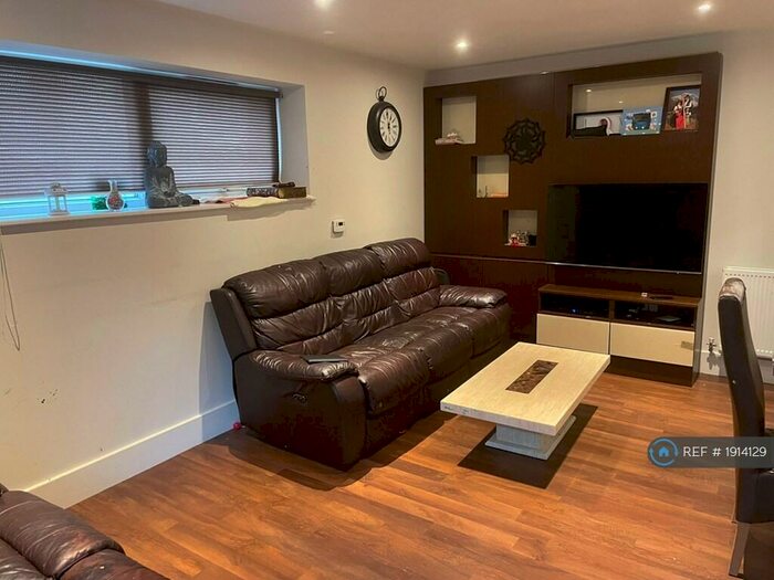 3 Bedroom Flat To Rent In Howard Road, Stanmore, HA7