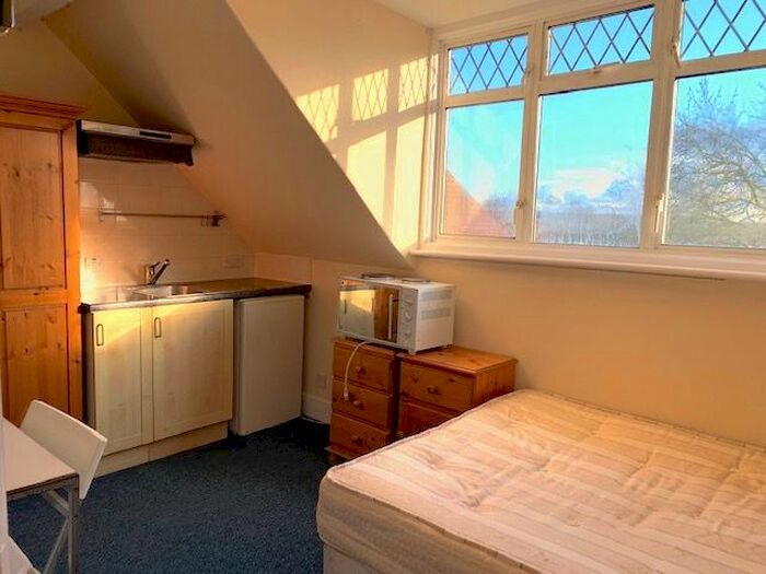 Studio To Rent In Queens Road, Hendon, London, NW4