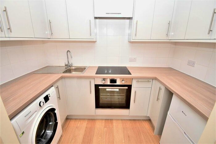 1 Bedroom Flat To Rent In Garfield Court, Handcross Road, Luton, LU2