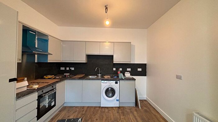 3 Bedroom Flat To Rent In Goodmayes Lane, Ilford, Sevenkings, Goodmayes, Ig1