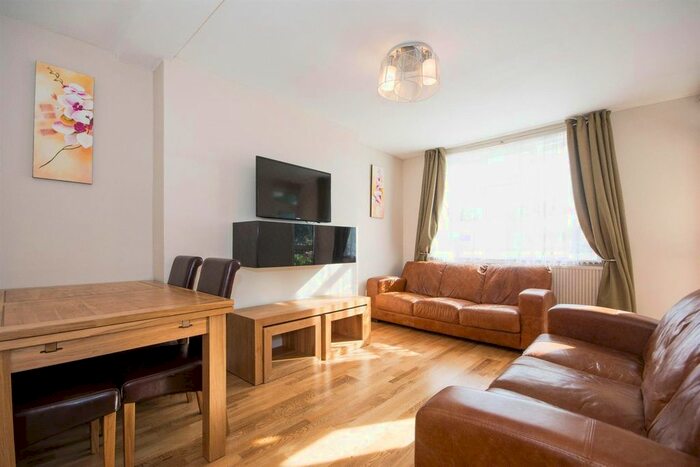 3 Bedroom Flat To Rent In Patmore Estate, London, SW8