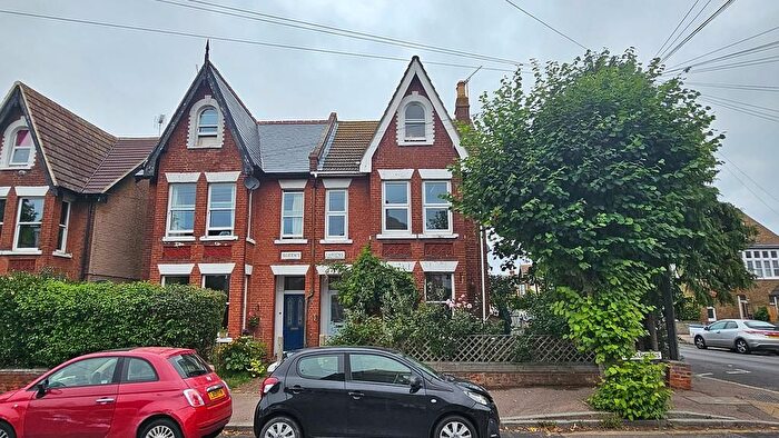 2 Bedroom Flat For Sale In Queens Gardens, Herne Bay, CT6