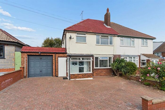 3 Bedroom Semi Detached House For Sale In Cranbrook Drive, Luton, LU3