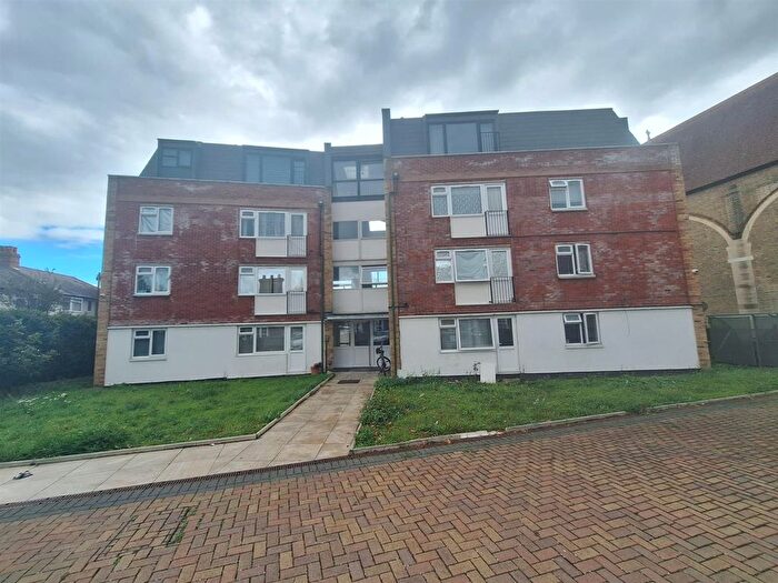 3 Bedroom Flat To Rent In St. Barnabas Road, Mitcham, CR4