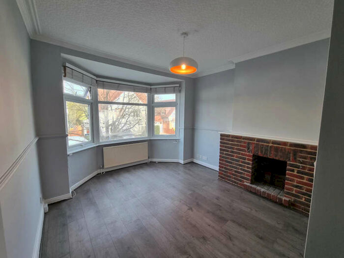 3 Bedroom Flat To Rent In Victoria Road, Mill Hill, NW7