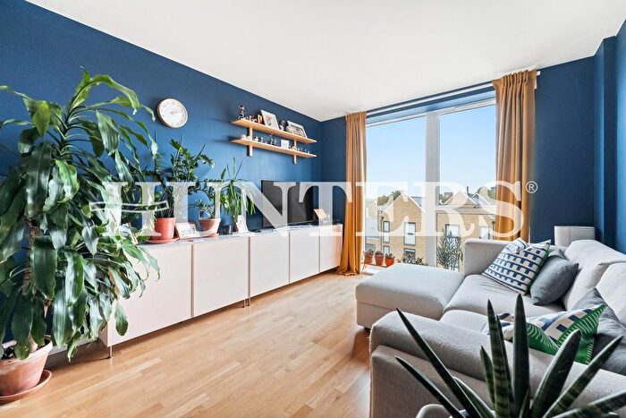 2 Bedroom Flat For Sale In Bathurst Square, London, N15