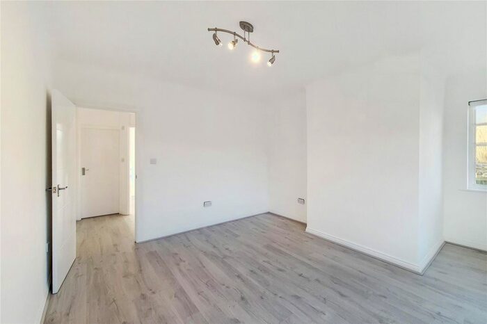 2 Bedroom Flat To Rent In Denison Close, Hampstead Garden Suburb, London, N2