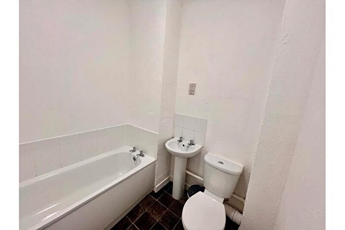 1 Bedroom Flat To Rent In Whitefrairs Crescent, Westcliff On Sea, Essex, SS0