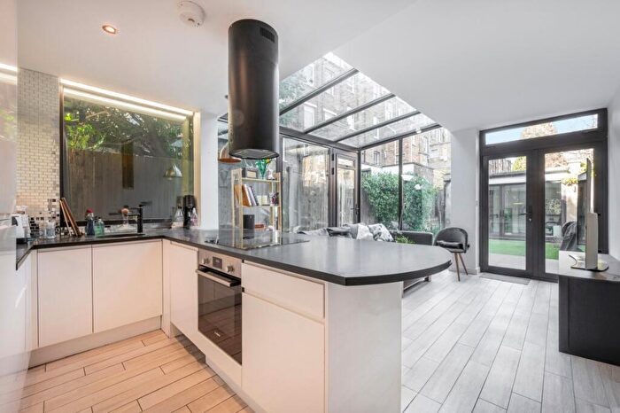 3 Bedroom Flat To Rent In Hemstal Road, West Hampstead, NW6