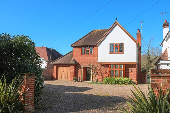 4 Bedroom Detached House For Sale In Oxshott Road, Leatherhead, KT22