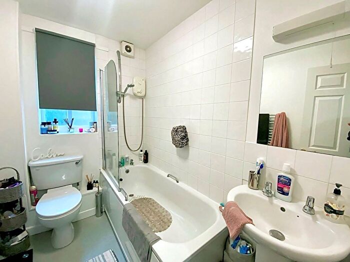 1 Bedroom Flat To Rent In Whitethorns, Upper Weybourne Lane, Farnham, Surrey, GU9